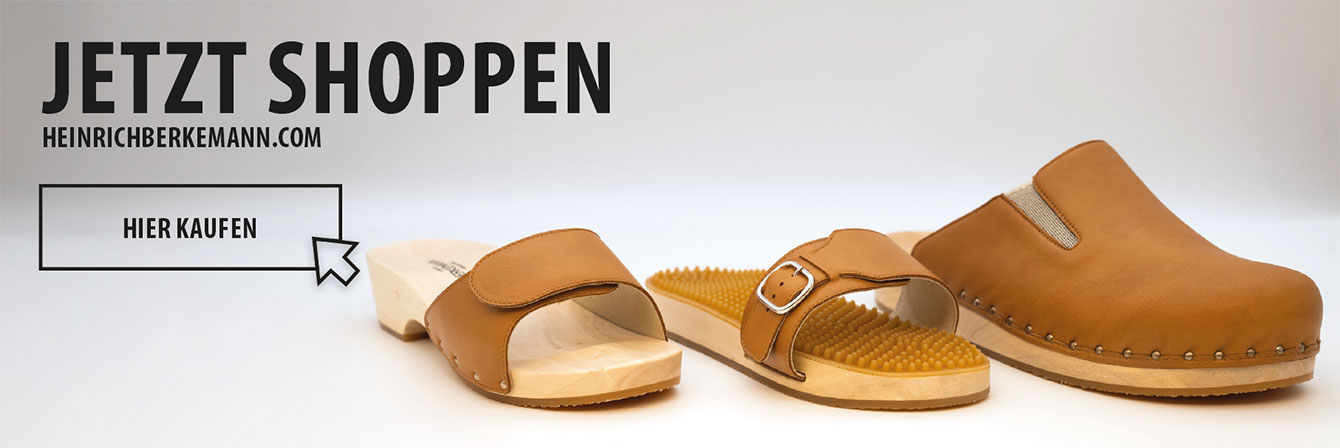 Drei braune Heinrich Berkemann-Holzschuhe in unterschiedlichen Modellen vor weißem Hintergrund, daneben Textfeld mit Schriftzug ‚Jetzt shoppen – heinrichberkemann.com‘ und Button ‚Hier kaufen‘.