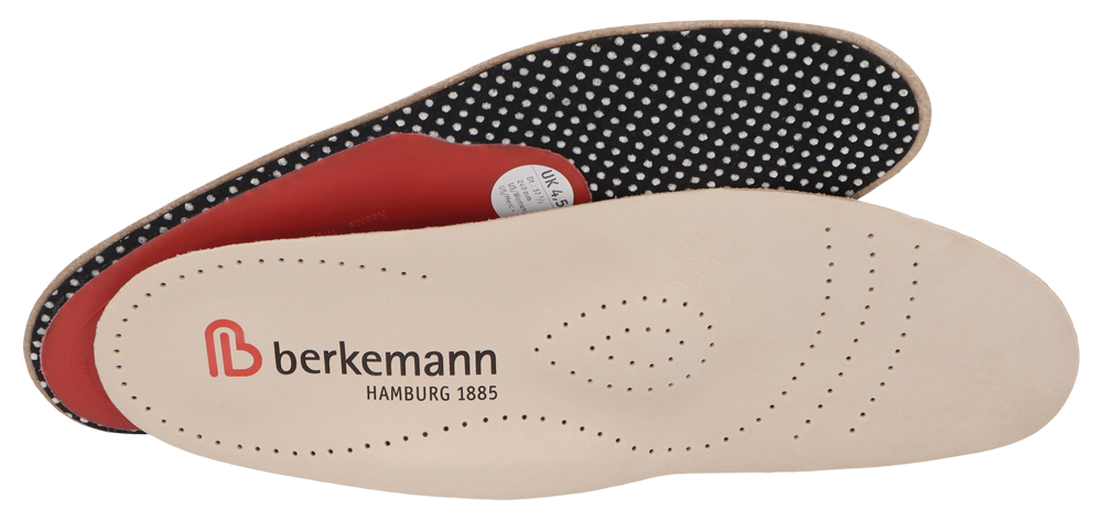 Berkemann-Einlegesohle Berkodur Fußbrücke, seitlich übereinanderliegend gezeigt. Oberseite aus beigem, perforiertem Leder mit rotem Berkemann-Logo, Unterseite rot mit schwarzer Punktstruktur und Fersenpolster.