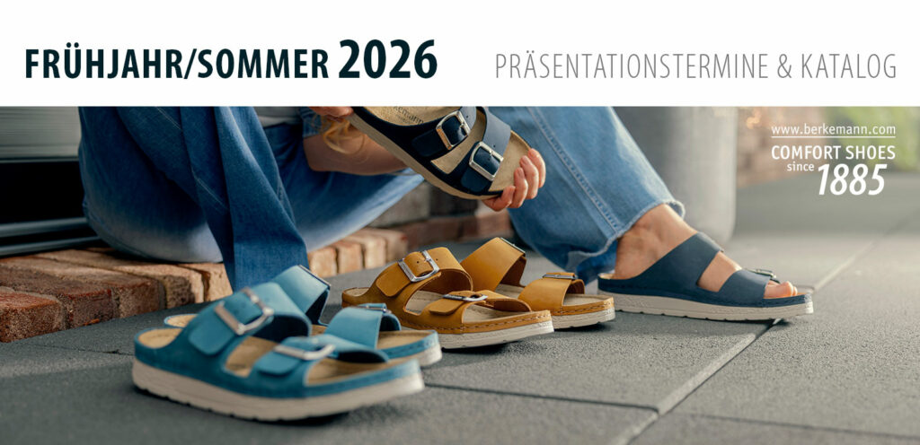 Werbebild zur Frühjahr/Sommer-Kollektion 2026 von Berkemann: mehrere Paar farbige Berkemann-Pantoletten in Blau und Braun auf grauem Boden; Person trägt blaue Pantolette, daneben Text ‚FRÜHJAHR/SOMMER 2026 – Präsentationstermine & Katalog‘ sowie ‚Comfort Shoes since 1885‘.