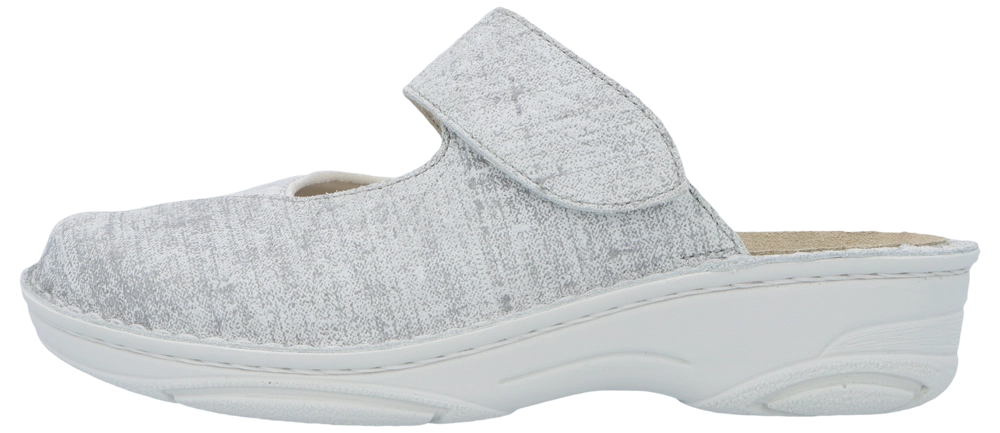 Berkemann-Pantolette Heliane aus hellgrauem Filz mit breitem Klettverschluss und heller Laufsohle in Seitenansicht.