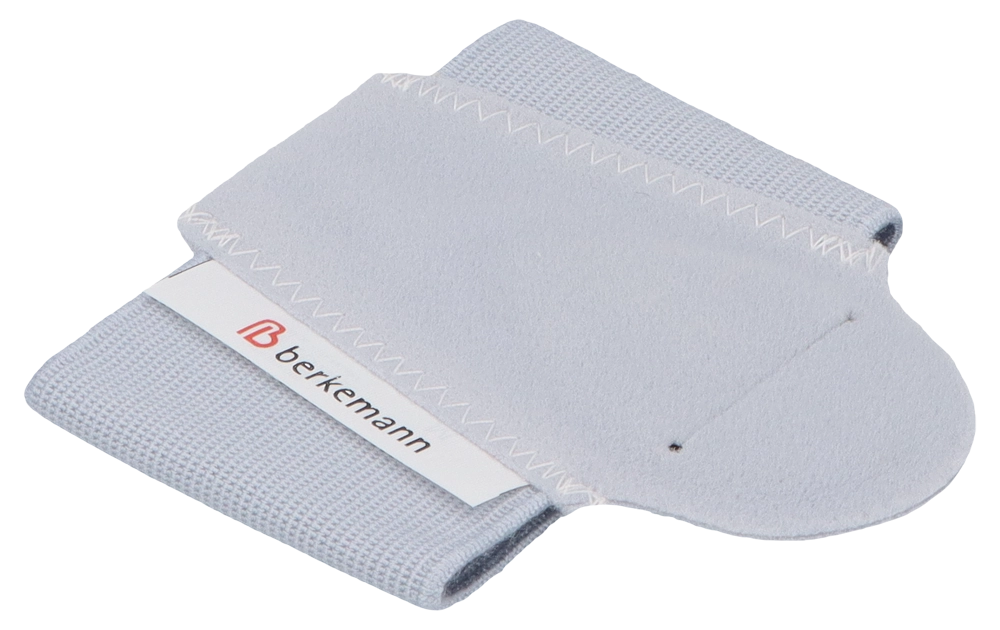 Berkemann-Spreizfußbandage in hellblauer Farbe, schräg von oben fotografiert. Die elastische Bandage mit integrierter Pelotte, weicher Polsterzone und sichtbarem weißen Berkemann-Label dient der gezielten Unterstützung und Entlastung des Mittelfußes bei Spreizfußbeschwerden.