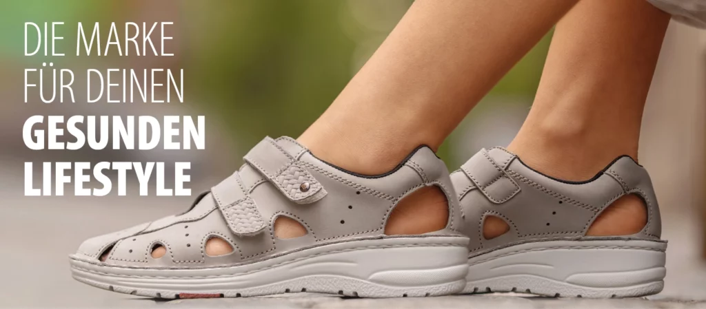 Graue Komfortsandale Berkemann Larena mit seitlichen Cut-outs, getragen; Seitenansicht.