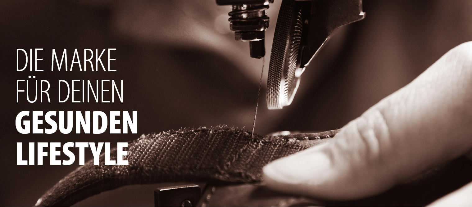 Nähmaschine näht Lederteile eines Schuhs zusammen – Detailaufnahme des Nähvorgangs.