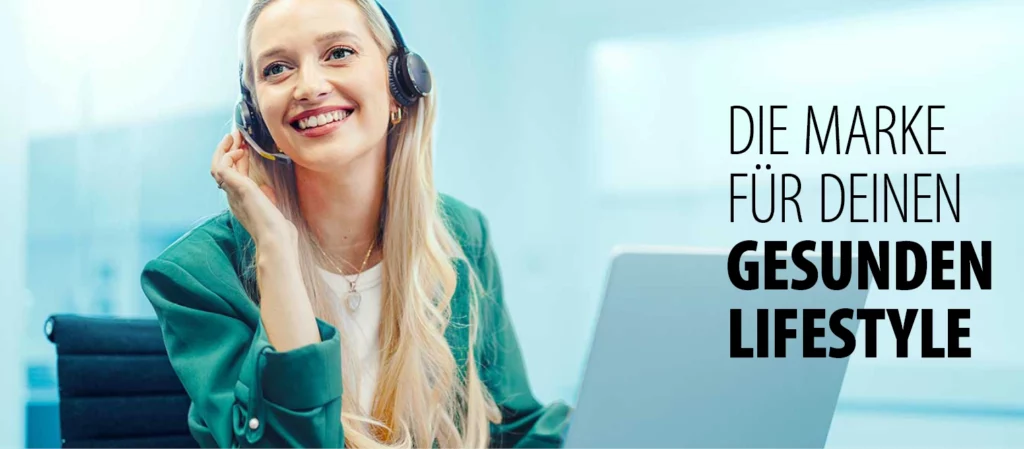 Frau mit Headset sitzt lächelnd am Laptop – Symbolbild für freundlichen Kundenservice.