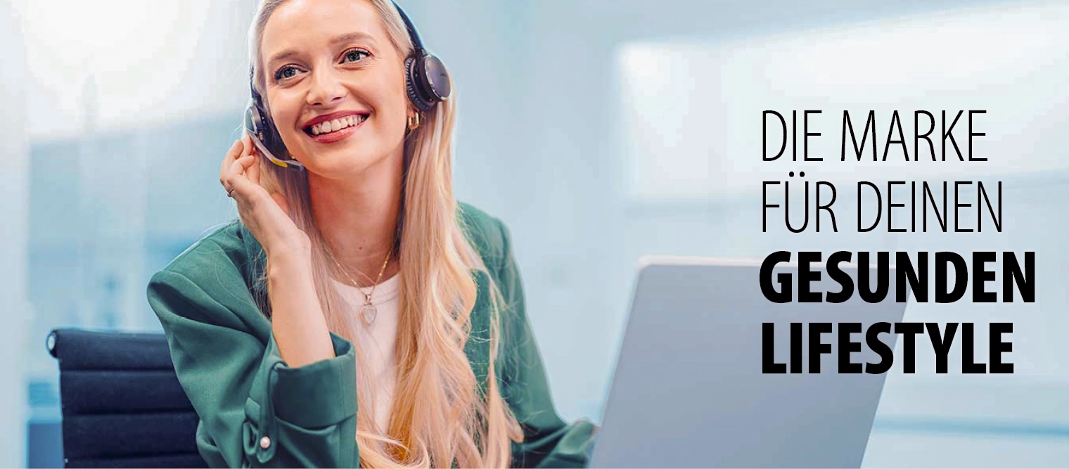 Frau mit Headset sitzt lächelnd am Laptop – Symbolbild für freundlichen Kundenservice.