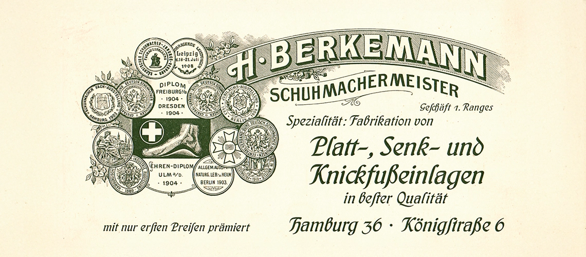 Historische Werbegrafik von Heinrich Berkemann mit zahlreichen Medaillen und Verweis auf die Herstellung von Platt-, Senk- und Knickfußeinlagen in Hamburg.