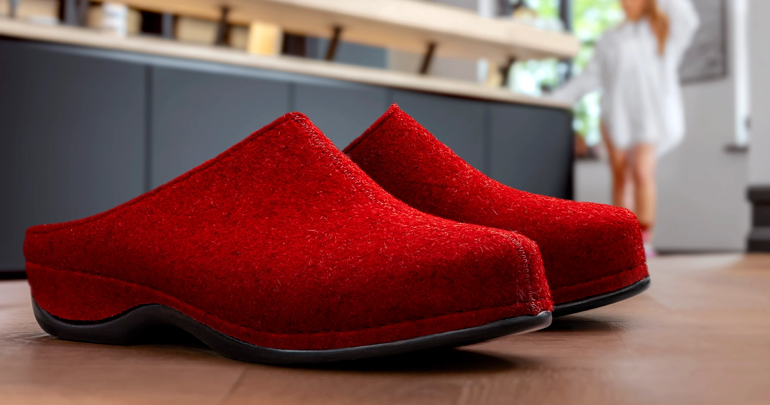 Hausschuh Florina von Berkemann, Vorderansicht, rotes Filz-Obermaterial mit geschlossener Zehenpartie und schwarzer Sohle.