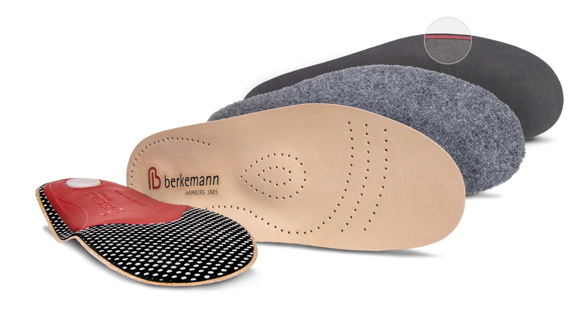 Drei Berkemann-Einlagen: vorne eine Einlage mit gepunkteter Unterseite und Pelotte, dahinter eine anatomisch geformte Leder-und Filz-Einlage als Wechselfußbett.