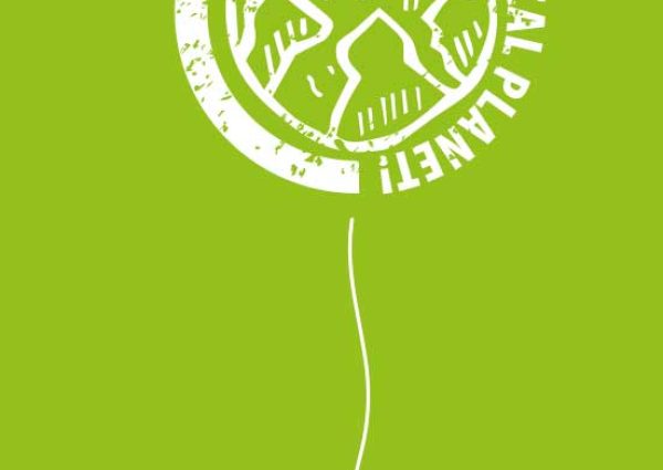 Grüne Grafik mit weißem, kreisförmigem Aufdruck in Ballonform. Im Kreis steht der Schriftzug ‚Support your local planet!‘, in der Mitte ist eine stilisierte Weltkugel zu sehen, darunter eine weiße, dünne Linie als Ballonschnur.